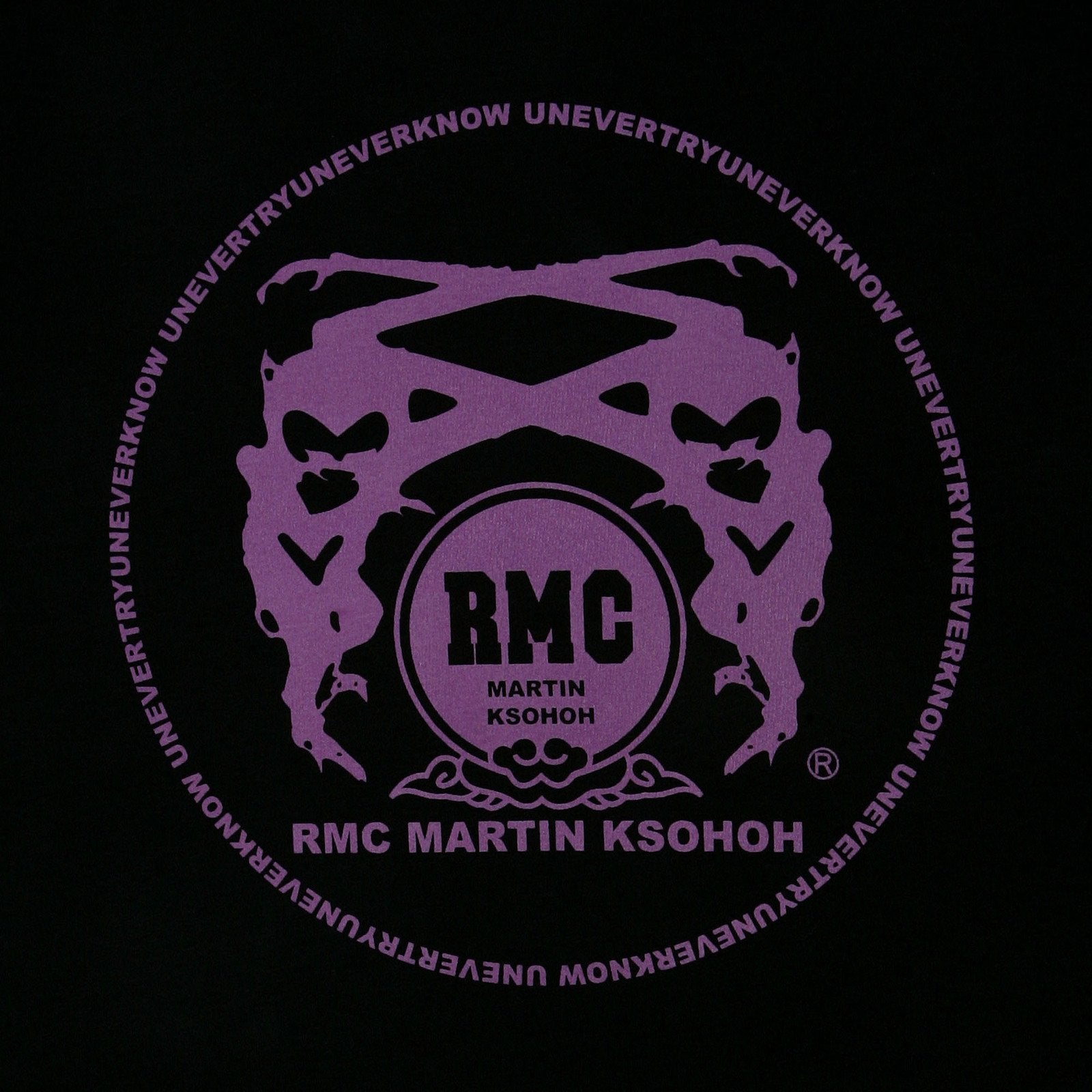 RMC MARTIN KSOHOH 100% COTTON REGULAR FIT CREW NECK SHORT SLEEVE PRINTED FUSCIA LOGO T-SHIRT IN BLACK REDM0129