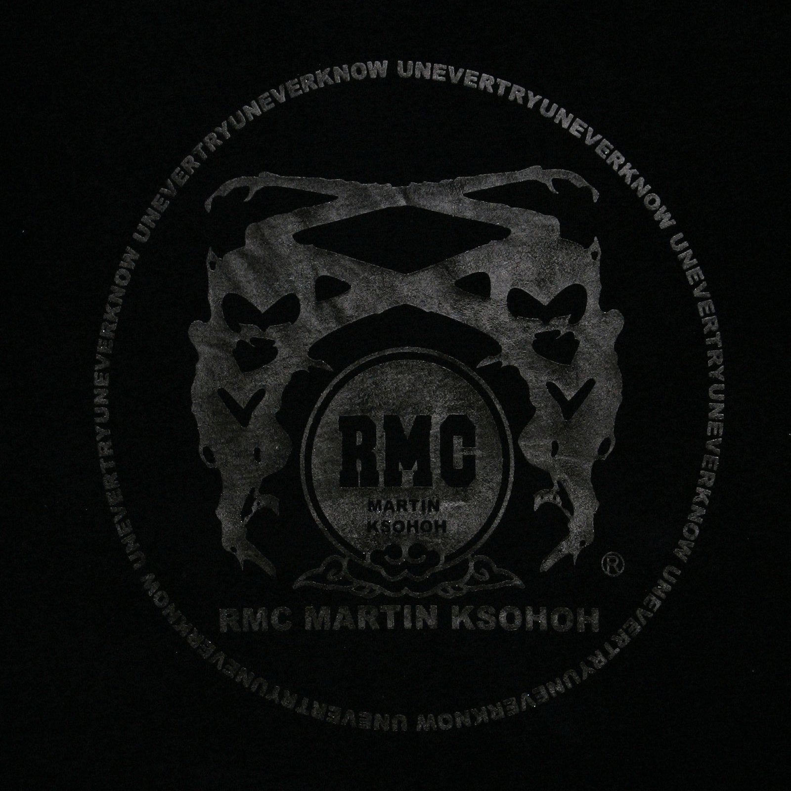 RMC MARTIN KSOHOH REGULAR FIT FINE RIBBED CREW NECK SHORT SLEEVE BLACK T SHIRT WITH LOGO PRINT REDM0066