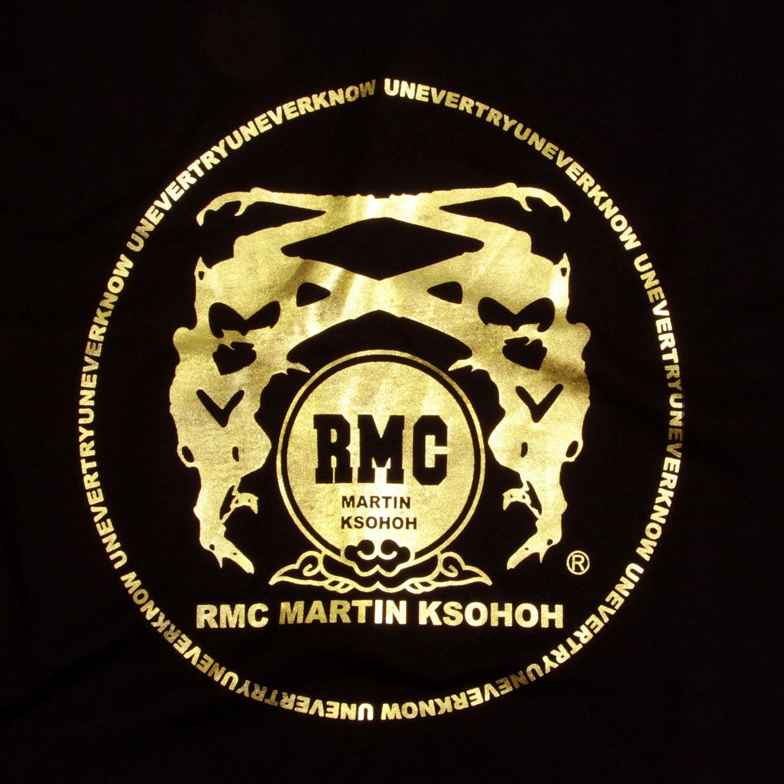 RMC MARTIN KSOHOH REGULAR FIT CREW NECK 100% COTTON SHORT SLEEVE BLACK T SHIRT WITH GOLD LOGO PRINT REDM0071